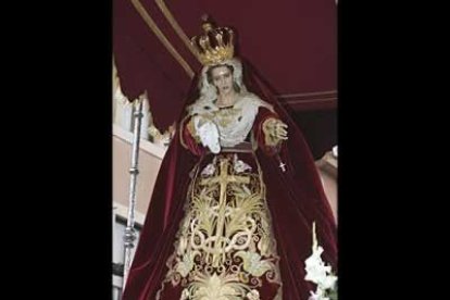 Detalle de la Virgen, transportada por mujeres.