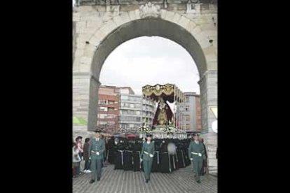 Ninguno de los miembros de la cofradía podía ocultar su decepción ante la mala suerte por el día lluvioso que les arruinó un año de trabajo y preparaciones.