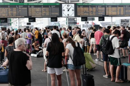 Un gran número de personas aguarda al restablecimiento del tráfico ferroviario en la estación Joaquín Sorolla. ANA ESCOBAR
