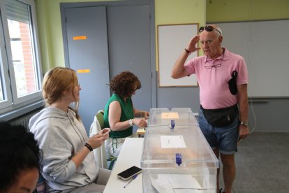 Un votante hace el saludo militar antes de votar en el colegio de Navaliegos. L. DE LA MATA