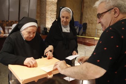 Dos monjas ejercen su derecho al voto en León. RAMIRO