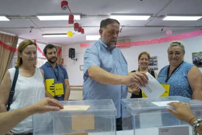 Oriol Junqueras, ejerce su derecho al voto. ALEJANDRO GARCÍA