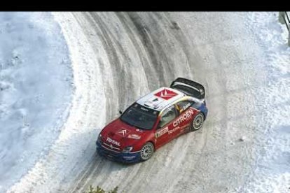 Carlos Sainz comenzó con mal pie el Mundial de Rallyes y en la segunda etapa de la prueba de Montecarlo tuvo que abandonar al salirse de la carretera en el tercer tramo cronometrado del día.