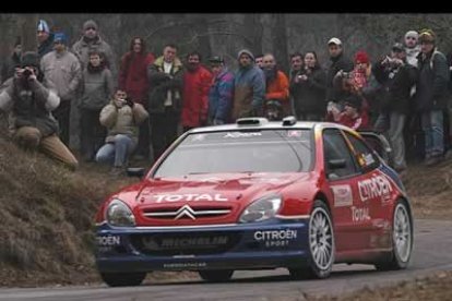 Sainz se encontró con una zona de nieve que no aparecía en sus notas, probablemente arrojada por los espectadores a la carretera y se salió de la misma rompiendo una rueda, lo que significaba el abandono.
