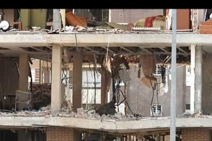 La estructura del edificio, en el que están los portales 40 y 38, quedó muy afectada y algunas fuentes apuntan a que será necesaria su demolición.