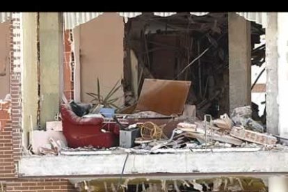 Algunos pisos quedaron sin fachadas y a simple vista se podía ver el interior de las viviendas, con sus muebles, cortinajes y resto de enseres.