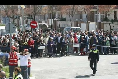 Los vecinos manifestaban su sensación de asombro y preocupación ante lo sucedido, más aún cuando no habían tenido ninguna sospecha de que algo así pudiera pasar por el gran número de inmigrantes que viven en el barrio.