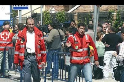 Los alrededores de la calle Camen Martín Gaite, que hace esquina con la de Irene Fernández, fueron a lo largo del día un bullir de gente que observaba con asombro los destrozos.