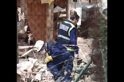 Durante todo el día, un total de diez dotaciones de Bomberos, dos unidades móviles del SUMMA y una de la Cruz Roja estuvieron trabajando en la zona.