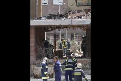 Los bomberos se descolgaron desde la azotea del edificio para proceder a sanear el forjado y comenzaron a retirar algunos escombros.