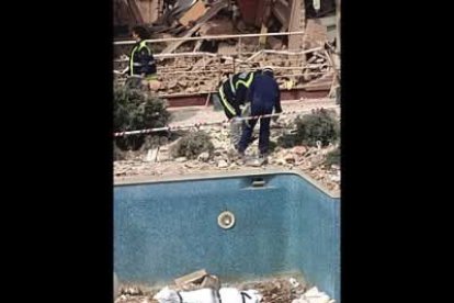 Mientras que la Policía Científica analizó palmo a palmo lo que quedaba de la vivienda y el patio interior de la misma, donde estaba situada la piscina, los bomberos tuvieron que vaciarla de escombros para buscar los restos de uno de los terroristas.