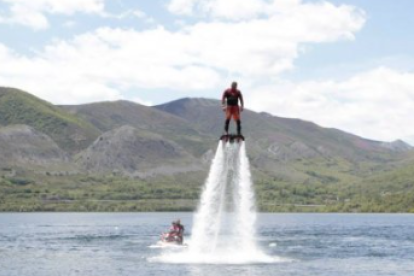 Flyboard en el pantano de los Barrios de Luna. YUMPING