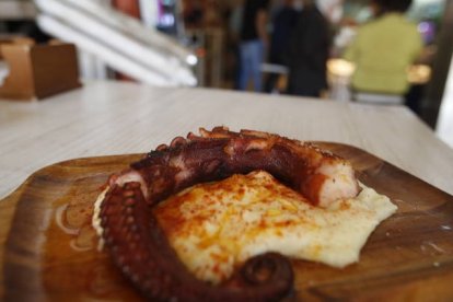 Uno de los platos de la original y amplia carta del Entreversos. RAMIRO