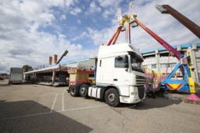Montaje de las carpas y atracciones de feria por las fiestas de San Juan y San Pedro. RAMIRO