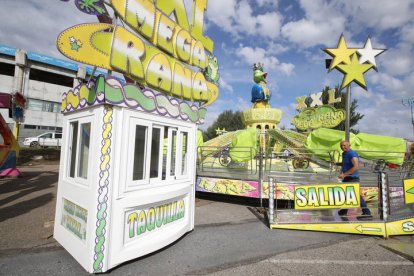 Montaje de las carpas y atracciones de feria por las fiestas de San Juan y San Pedro. RAMIRO