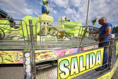 Montaje de las carpas y atracciones de feria por las fiestas de San Juan y San Pedro. RAMIRO