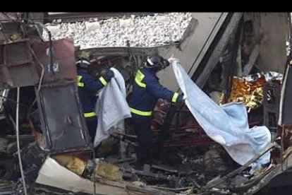 Los bomberos se encargaron de las labores de recuperación de los cadáveres.