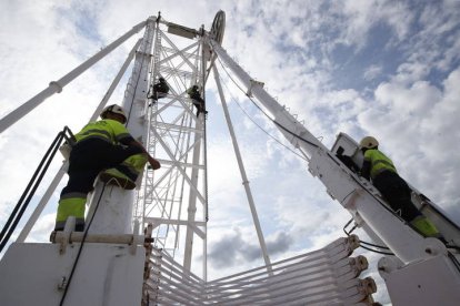 Montaje de las carpas y atracciones de feria por las fiestas de San Juan y San Pedro. RAMIRO