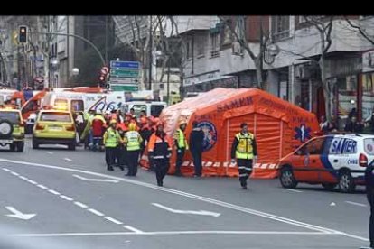 En la zona hubo que instalar un hospital de campaña para atender a los heridos.