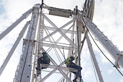 Montaje de las carpas y atracciones de feria por las fiestas de San Juan y San Pedro. RAMIRO