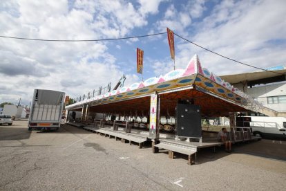 Montaje de las carpas y atracciones de feria por las fiestas de San Juan y San Pedro. RAMIRO