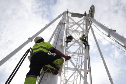 Montaje de las carpas y atracciones de feria por las fiestas de San Juan y San Pedro. RAMIRO