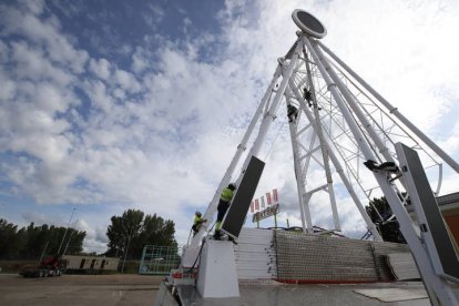 Montaje de las carpas y atracciones de feria por las fiestas de San Juan y San Pedro. RAMIRO