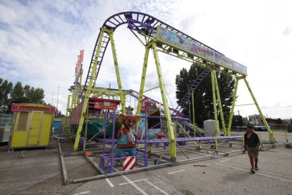 Montaje de las carpas y atracciones de feria por las fiestas de San Juan y San Pedro. RAMIRO