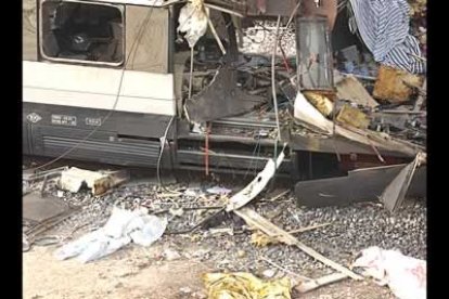 Cuatro explosiones se han producido en el convoy de la calle Téllez, produciendo 59 muertos. Otros tres artefactos eran «bombas trampa», que han sido desactivados por los artificieros.