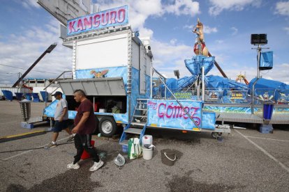 Montaje de las carpas y atracciones de feria por las fiestas de San Juan y San Pedro. RAMIRO