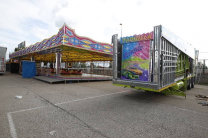 Montaje de las carpas y atracciones de feria por las fiestas de San Juan y San Pedro. RAMIRO