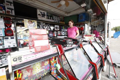 Montaje de las carpas y atracciones de feria por las fiestas de San Juan y San Pedro. RAMIRO