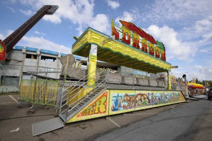 Montaje de las carpas y atracciones de feria por las fiestas de San Juan y San Pedro. RAMIRO