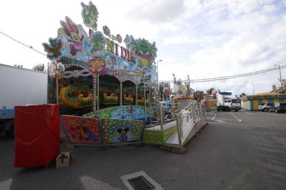 Montaje de las carpas y atracciones de feria por las fiestas de San Juan y San Pedro. RAMIRO