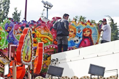 Montaje de las carpas y atracciones de feria por las fiestas de San Juan y San Pedro. RAMIRO