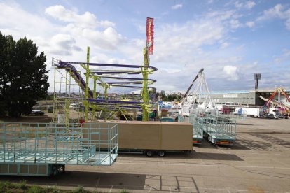 Montaje de las carpas y atracciones de feria por las fiestas de San Juan y San Pedro. RAMIRO