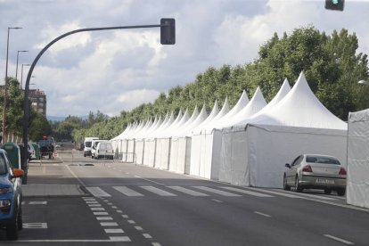 Montaje de las carpas y atracciones de feria por las fiestas de San Juan y San Pedro. RAMIRO