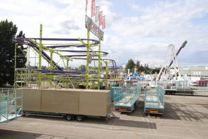 Montaje de las carpas y atracciones de feria por las fiestas de San Juan y San Pedro. RAMIRO
