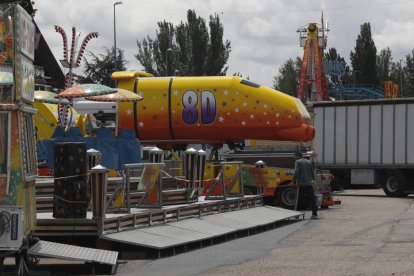 Montaje de las carpas y atracciones de feria por las fiestas de San Juan y San Pedro. FERNANDO OTERO