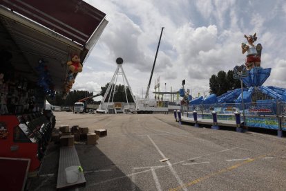 Montaje de las carpas y atracciones de feria por las fiestas de San Juan y San Pedro. FERNANDO OTERO