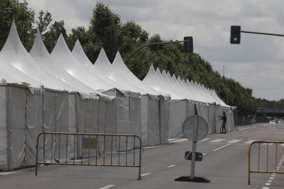 Montaje de las carpas y atracciones de feria por las fiestas de San Juan y San Pedro. FERNANDO OTERO
