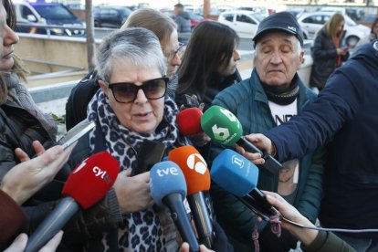 Uno de los familiares de los mineros fallecidos habla a los numerosos periodistas que siguen el juicio. RAMIRO