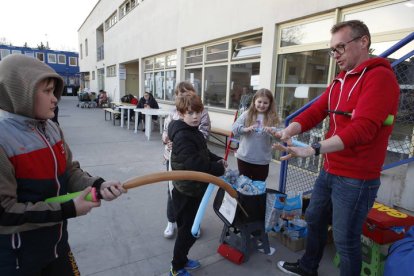 Gabi, maestro, ayuda a los niños a desengrasar la situación con juegos. RAMIRO