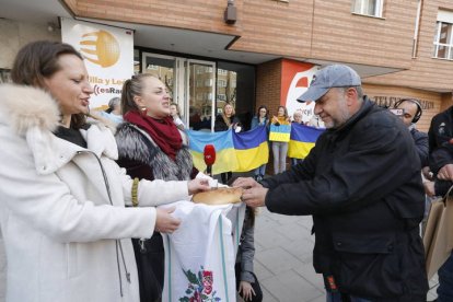 El fotógrafo de Diario de León Ramiro J. López recibe el pan y la sal. MARICANO PÉREZ