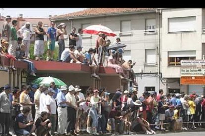 Como cada año, la prueba de motociclismo, que se desarrolla por las calles de la localidad, atrajo a miles de personas, 30.000, según los organizadores.