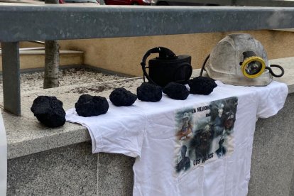 El recuerdo de los fallecidos, a la entrada de los juzgados de León. DL