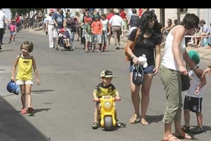 La afición por las motos en La Bañeza es tanta que hasta los más pequeños -como el niño de la imagen- ya circulan a dos ruedas.