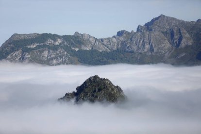 Oseja de Sajambre, cubierto por las nubes. FERNANDO OTERO