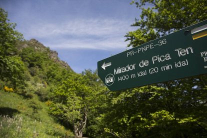 Uno de los indicadores colocados en la ruta acondicionada para hacer más asequible la subida. F. OTERO