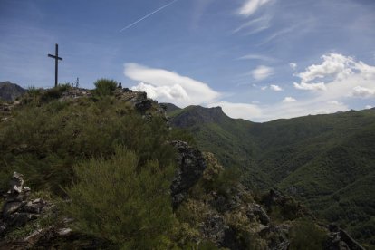 La cruz con raíles del ferrocarril, que corona la cima desde la que se divisa todo el valle. FERNANDO OTERO